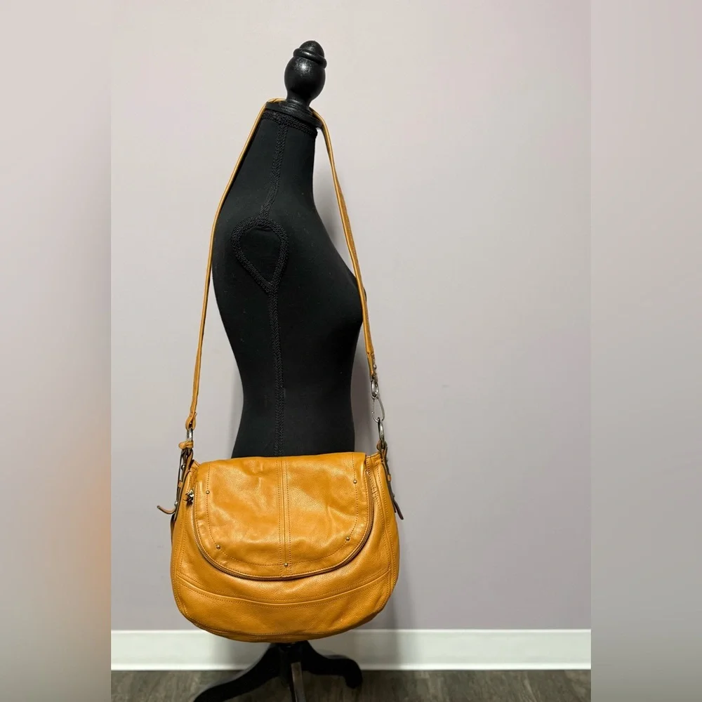 B Makowsky LEATHER Camel CROSSBODY Purse HANDBAG